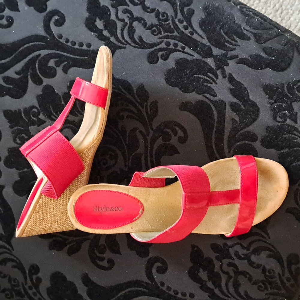 Sz 6 fits 6.5" 'Style & Co Red patent wedge heel 2.5" open toe sandals